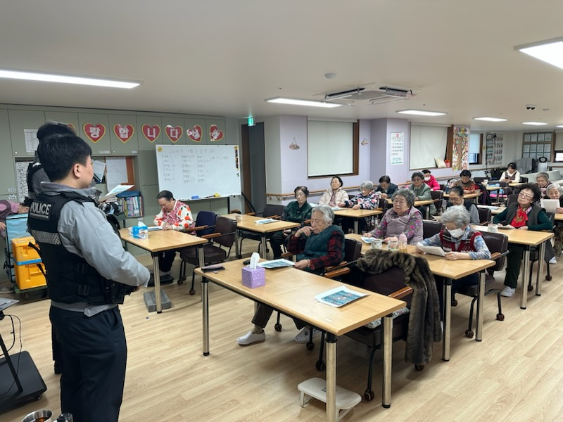 서울 서부경찰서 역촌파출소 경찰관들이 고령층 대상 보이스피싱 예방 교육을 진행하는 모습./사진제공=서울 서부경찰서.