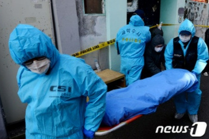 2016년 2월 경찰이 경기 부천시 한 주택에서 백골 상태의 여중생 시신을 수습해 옮기는 모습. 여중생은 2015년 3월 숨진 뒤 주택 안에 방치돼 있었다. /사진=뉴스1