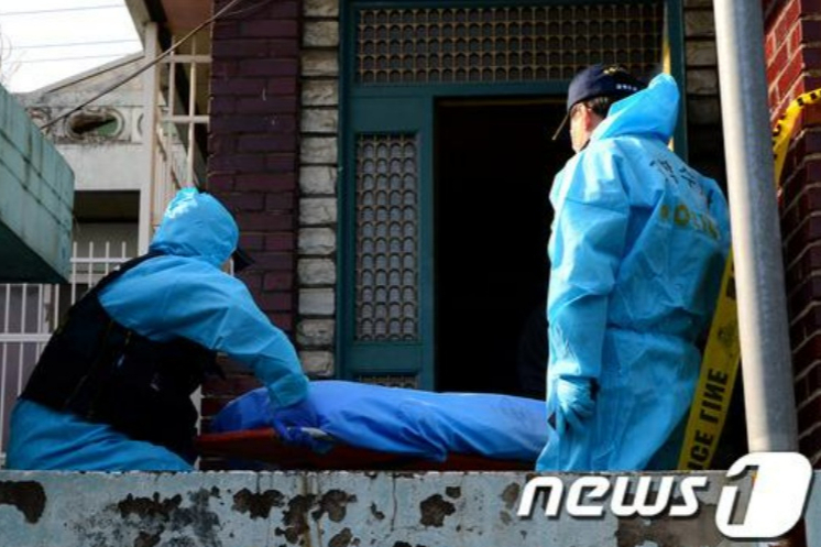 2016년 2월 경찰이 경기 부천시 한 주택에서 백골 상태의 여중생 시신을 수습해 옮기는 모습. 여중생은 2015년 3월 숨진 뒤 주택 안에 방치돼 있었다. /사진=뉴스1
