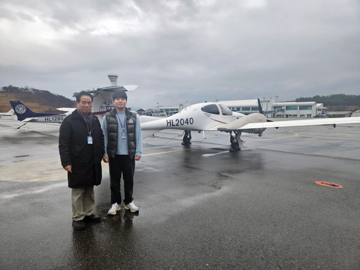 유희준 극동대 항공기술교육원장(왼쪽)과 박세훈 항공정비학과 학생이 양양국제공항서 기념촬영하고 있다./사진제공=극동대