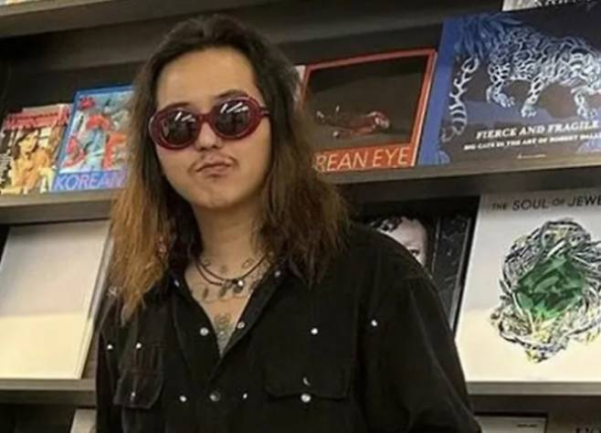 대체복무 중 근무지를 무단이탈한 혐의로 기소된 아이돌그룹 위너 송민호가 영화 시사회에 참석한 사실이 알려졌다. 사진은 대체 복무 중 장발로 논란이 된 송민호 사진. /사진=온라인 커뮤니티