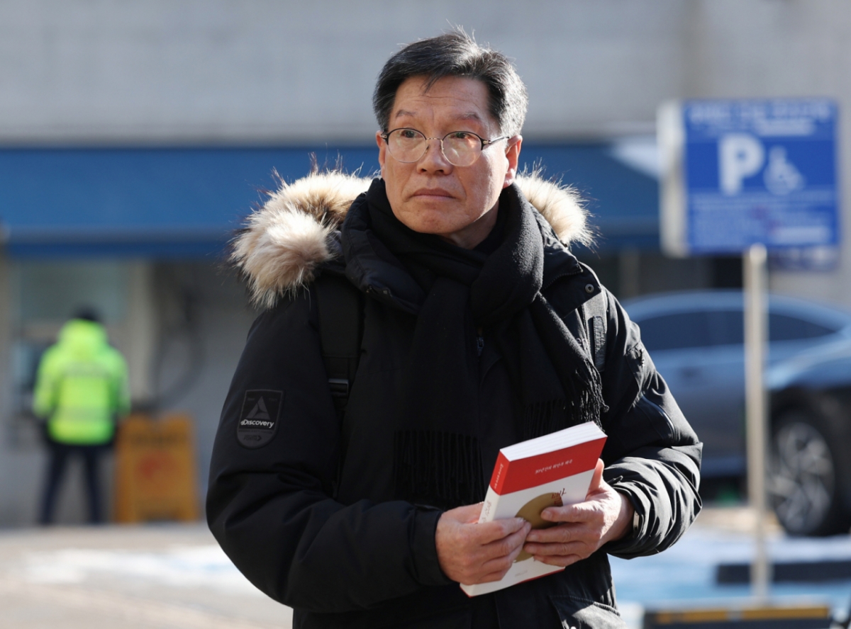 일본군 위안부 피해자를 모욕하고 허위 사실을 유포한 혐의를 받는 김병헌 위안부법폐지국민행동 대표가 3일 서울 서초경찰서에 피의자 신분으로 출석하고 있다./사진=뉴시스.