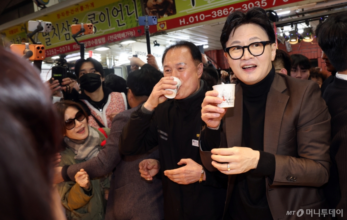 [부산=뉴시스] 하경민 기자 = 한동훈 전 국민의힘 대표가 7일 부산 북구 구포시장을 방문, 상인 등과 인사하고 있다. 2026.03.07. yulnetphoto@newsis.com /사진=하경민