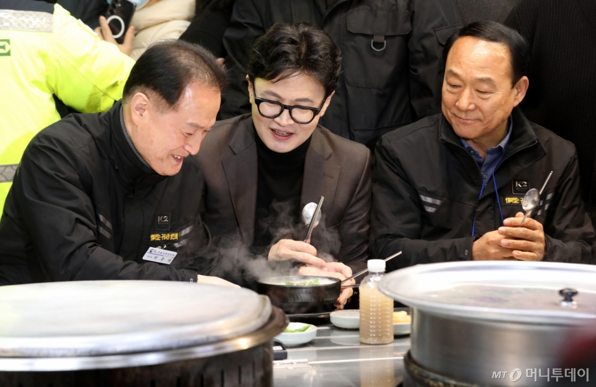 (부산=뉴스1) 윤일지 기자 = 한동훈 전 국민의힘 대표가 7일 오후 부산 북구 구포시장 한 식당을 찾아 돼지국밥을 먹고 있다. 2026.3.7/뉴스1  Copyright © 뉴스1. All rights reserved. 무단 전재 및 재배포,  AI학습 이용 금지. /사진=(부산=뉴스1) 윤일지 기자