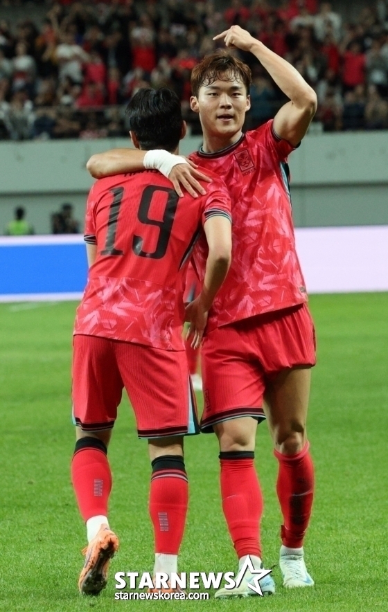 한국 축구 국가대표팀이 지난 10월 14일 서울월드컵경기장에서 파라과이 대표팀과 친선경기를 벌였다.  오현규가 두 번째 골을 터뜨린 후 어시스트를 한 이강인과 기뻐하고 있다. /사진=김진경 대기자