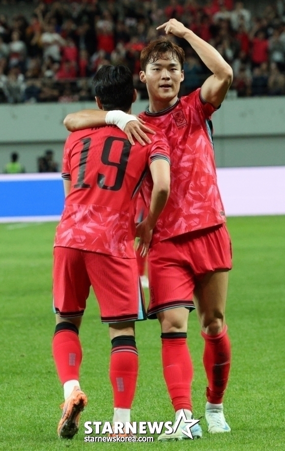 한국 축구 국가대표팀이 지난 10월 14일 서울월드컵경기장에서 파라과이 대표팀과 친선경기를 벌였다.  오현규가 두 번째 골을 터뜨린 후 어시스트를 한 이강인과 기뻐하고 있다. /사진=김진경 대기자