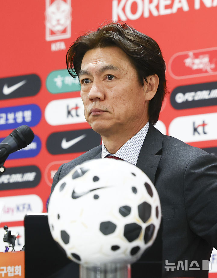16일 오후 2시 충남 천안 코리아풋볼파크에서 기자회견을 열고 3월 유럽 원정 평가전(코트디부아르·오스트리아)에 나설 국가대표팀 명단 발표 기자회견에 참석한 홍명보 감독. /사진=뉴시스