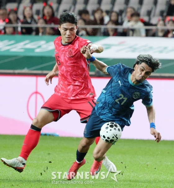 한국 축구 국가대표팀이 지난해 10월 14일 서울월드컵경기장에서 파라과이 대표팀과 친선경기를 벌였다. 박진섭이 파라과이 마르티네스와 몸싸울을 하고 있다. /사진=김진경 대기자