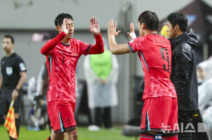 10월 A매치 친선전 대한민국과 브라질의 경기에서 손흥민이 오현규와 교체하고 있다. /사진=뉴시스