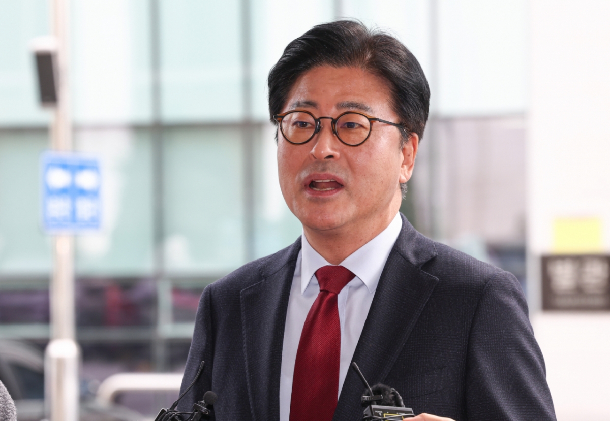 김종혁 전 국민의힘 최고위원이 지난달 26일 오후 서울 양천구 서울남부지방법원에서 열린 국민의힘 징계 효력정지 가처분사건 첫 심문기일에 출석하며 취재진 질문에 답변하고 있다. /사진=뉴스1.