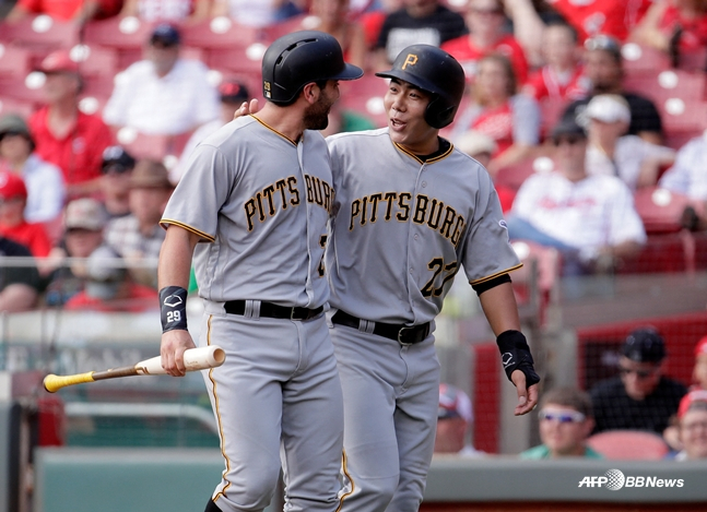 무려 10년 전인 2016시즌 서벨리(왼쪽)와 강정호. /AFPBBNews=뉴스1