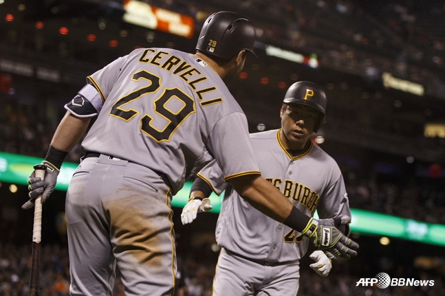 무려 10년 전인 2016시즌 서벨리(왼쪽)와 강정호. /AFPBBNews=뉴스1