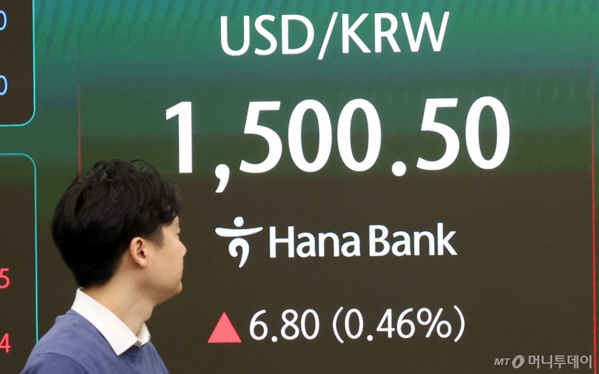 (서울=뉴스1) 김명섭 기자 = 16일 오전 서울 중구 하나은행 딜링룸 전광판에 원달러 환율이 1,500.50으로 개장하고 있다. 2026.3.16/뉴스1 Copyright © 뉴스1. All rights reserved. 무단 전재 및 재배포, AI학습 이용 금지. /사진=(서울=뉴스1) 김명섭 기자