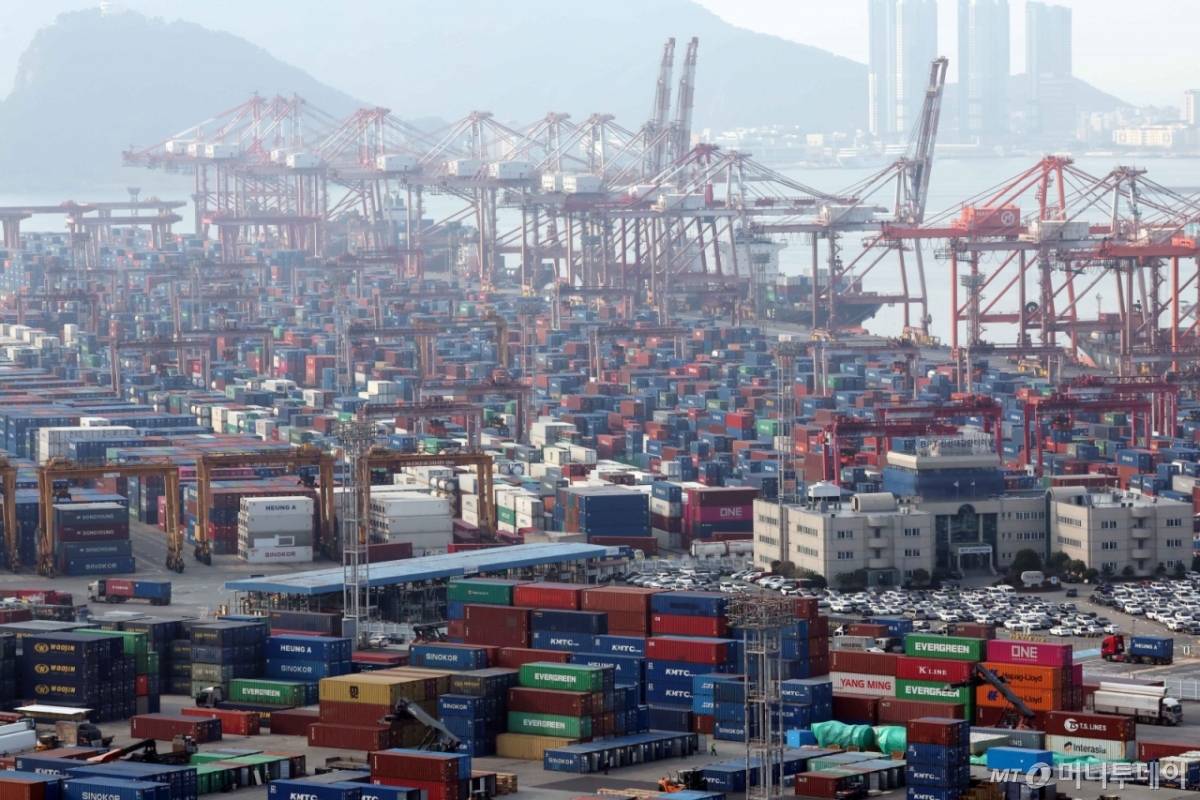 [부산=뉴시스] 하경민 기자 = 관세청은 지난 1~10일 수출이 전년 동기 대비 55.6%(76억7000만 달러) 증가한 215억 달러로 집계됐다고 11일 밝혔다. 이는 매월 10일간 수출 실적으로 역대 최대 기록이다.   이날 부산 남구 신선대 부두 야적장에 수출입 컨테이너가 쌓여 있다. 2026.03.11. yulnetphoto@newsis.com /사진=하경민