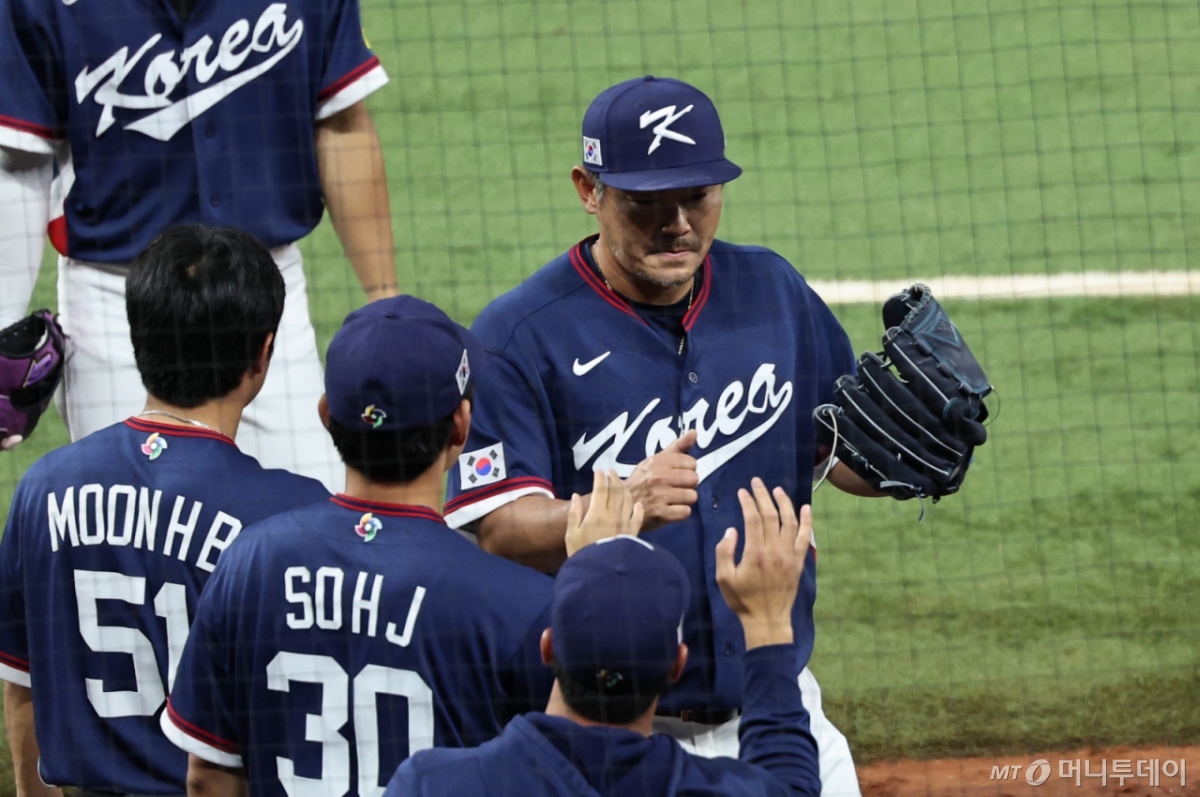 (마이애미=뉴스1) 구윤성 기자 = 13일 오후(현지시간) 미국 플로리다주 마이애미 론디포파크에서 열린 2026 월드베이스볼클래식(WBC) 8강전 대한민국과 도미니카공화국의 경기 2회말 마운드에 오른 노경은이 추가 실점 없이 이닝을 마친 뒤 더그아웃으로 들어오고 있다.  2026.3.14/뉴스1  Copyright © 뉴스1. All rights reserved. 무단 전재 및 재배포,  AI학습 이용 금지. /사진=(마이애미=뉴스1) 구윤성 기자