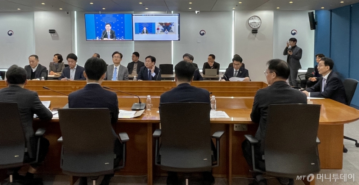 윤창렬 국무조정실장 등이 16일 서울 종로구 정부서울청사 외교부 종합상황실에서 미국 순방중인 김민석 총리와 영상 간부회의를 하고 있다. /사진=뉴시스 