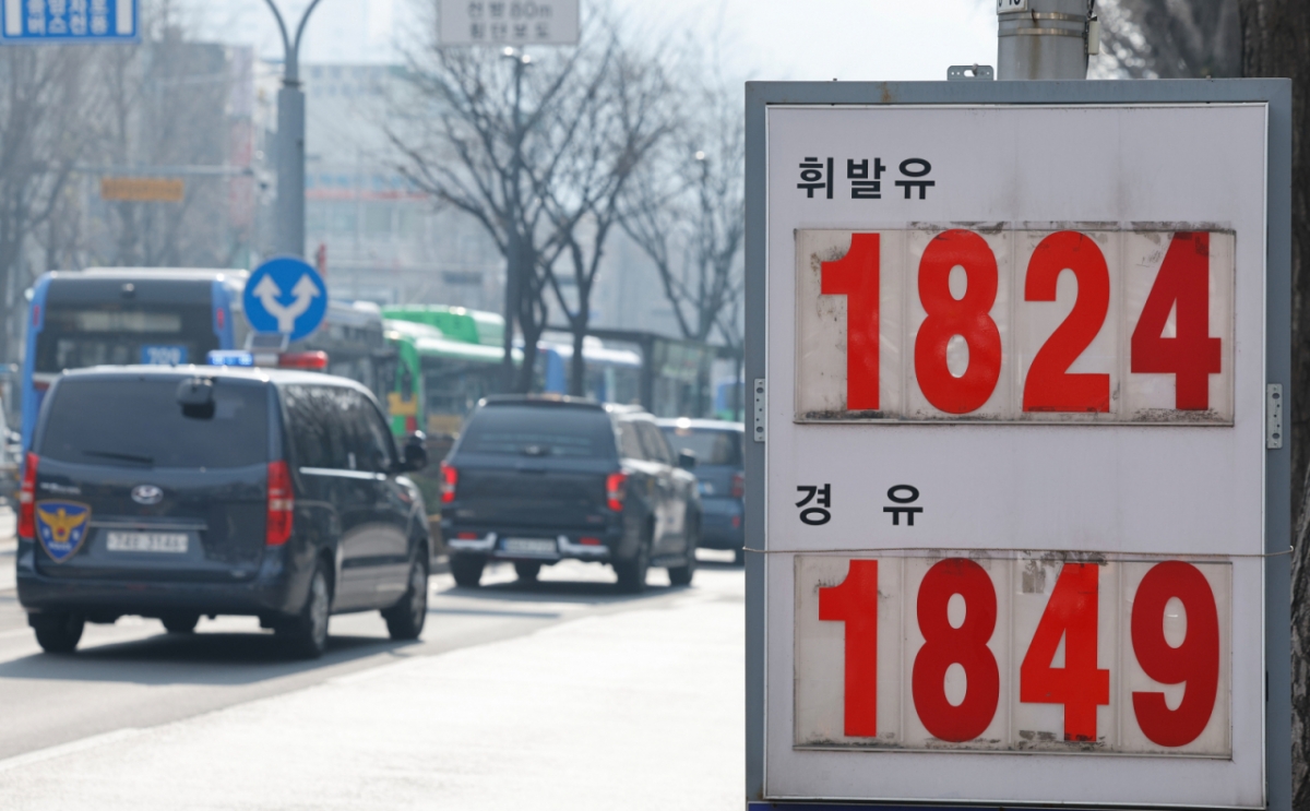 16일 서울 시내 한 주유소에 휘발유, 경유 가격이 표시된 모습./사진=뉴스1