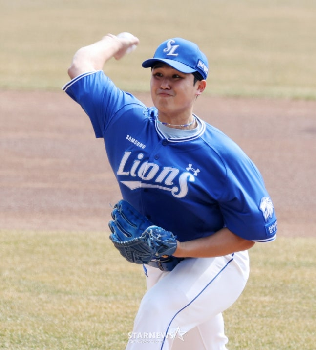삼성 최원태가 16일 SSG와 시범경기에서 투구하고 있다. /사진=강영조 선임기자