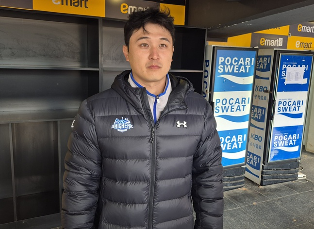 최원태가 16일 경기 후 인터뷰하고 있다. /사진=신화섭 기자