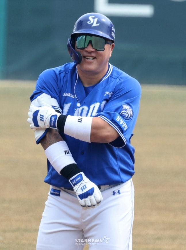 삼성 최형우가 4회 안타를 때린 후 미소짓고 있다. /사진=강영조 선임기자