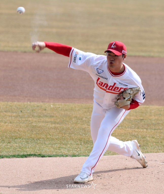 SSG 전영준이 16일 삼성을 상대로 공을 던지고 있다. /사진=강영조 선임기자