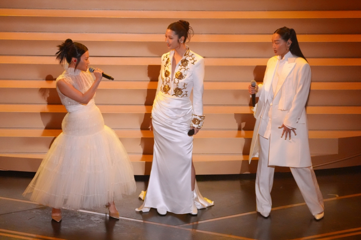 [로스앤젤레스=AP/뉴시스] 케이팝 데몬 헌터스(케데헌) 속 걸그룹 '헌트릭스'의 레이 아미(왼쪽부터), 이재(EJAE), 오드리 누나가 15일(현지 시간) 미 캘리포니아주 로스앤젤레스 돌비 극장에서 열린 제98회 아카데미 시상식에서 케데헌 주제가 '골든' 공연을 펼치고 있다. '골든'은 최우수 주제가상을 수상했다. 2026.03.16. /사진=민경찬