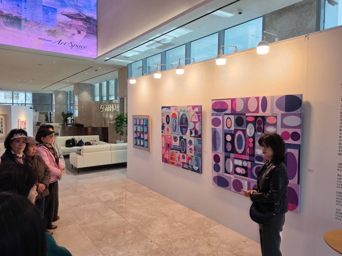 김현아 작가가 지난 13일 서울 용산 웰컴금융타워 1층에서 열린 기획전에서 직접 관람객에게 자신의 작품을 설명하고 있다./사진=이창섭 기자.