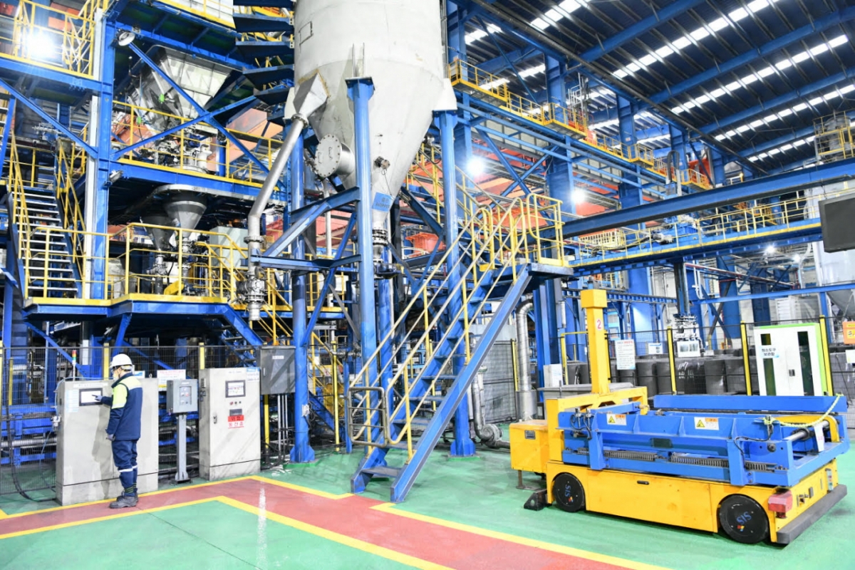 포스코퓨처엠 포항 인조흑연 음극재 공장 생산라인 모습 /사진=포스코퓨처엠