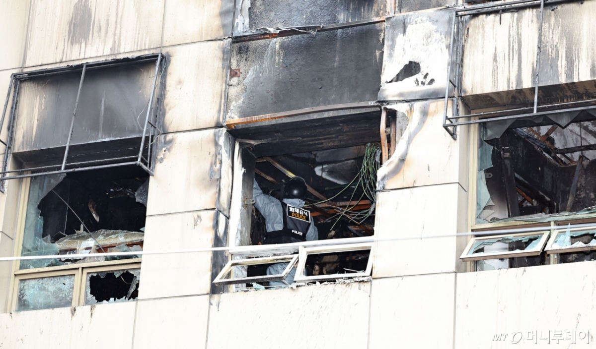 경찰과 소방 등 합동감식반이 지난 14일 발생한 서울 소공동 호텔 화재 현장을 감식하고 있다./사진=뉴시스.