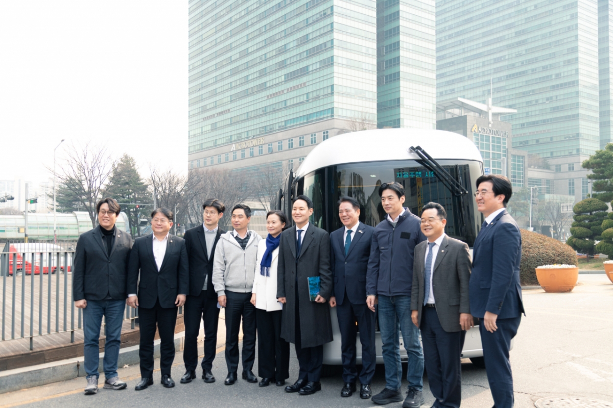 16일 오토노머스에이투지 본사 앞에서, 한지형 오토노머스에이투지 대표(왼쪽 네번째), 김재원 코리아스타트업 포럼 신임 의장(왼쪽 세번째),  김한규 국회 유니콘팜 공동대표(가운데) 등 유니콘팜 소속 의원들 및 관계자들과 기념 촬영을 하고 있는 모습/사진제공=코리아스타트업포럼