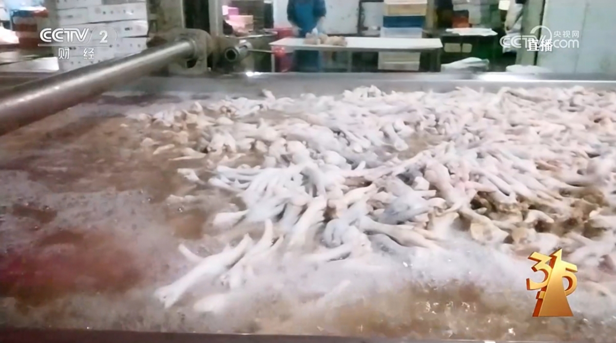 중국의 한 공장에서 표백닭발이 생산되는 모습/사진출처=CCTV 캡쳐