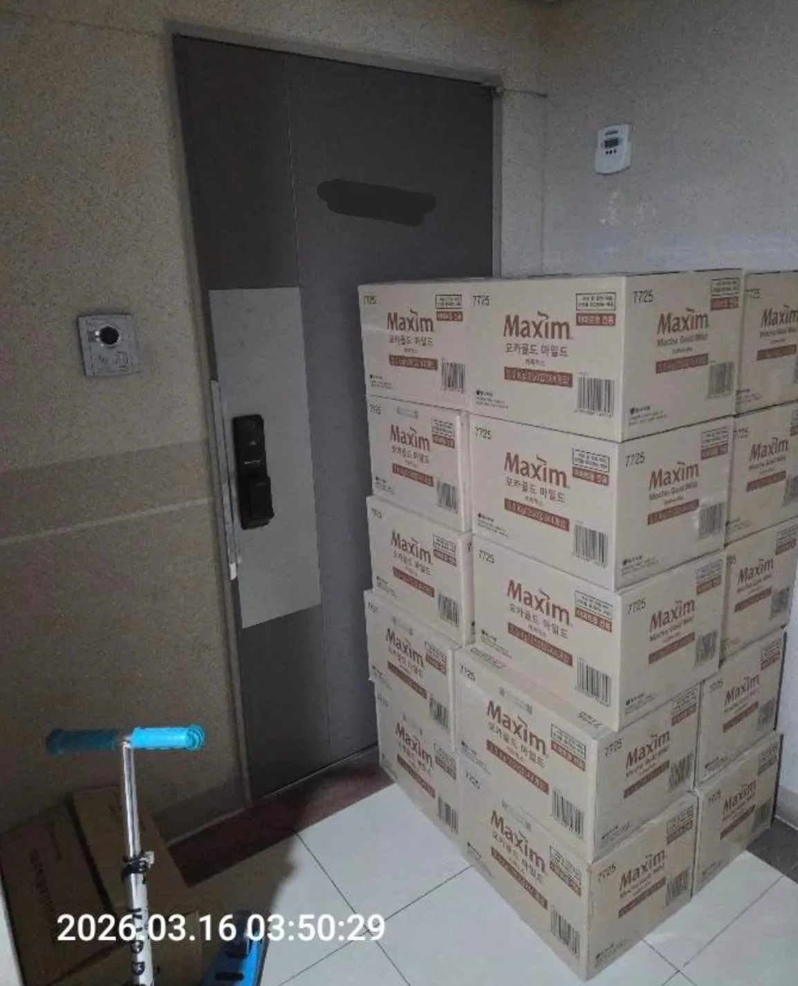 현관문 바로 앞에 택배 상자 20개가 놓여있는 모습. /사진=스레드 갈무리