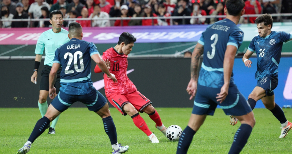 한국 축구 국가대표팀이 지난해 10월 14일 서울월드컵경기장에서 파라과이 대표팀과 친선경기를 벌였다. 이동경이 파라과이 오제다를 제치고 슈팅을 날리고 있다. /사진=김진경 대기자