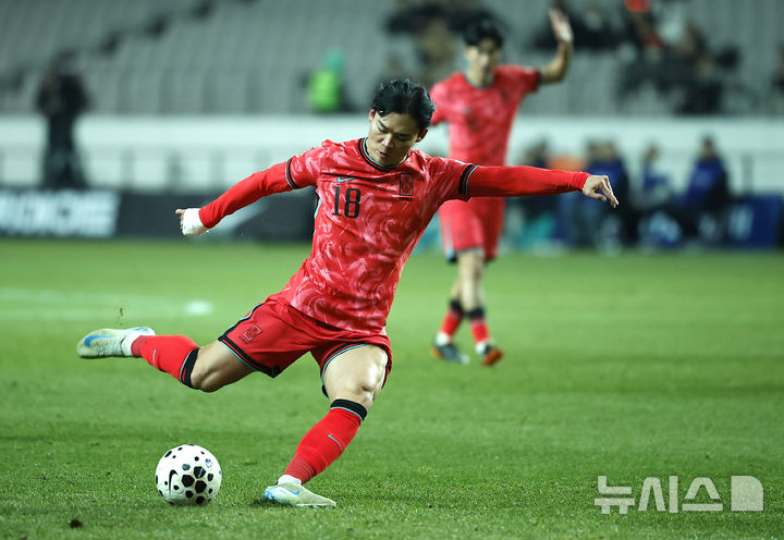 한국 축구대표팀 공격수 오현규가 지난해 11월 18일 서울 마포구 서울월드컵경기장에서 열린 대한민국 대 가나의 평가전에서 슈팅을 하고 있다. /사진=뉴시스