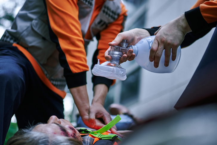 신혼여행을 마치고 귀국하던 소방관이 항공기에서 쓰러진 승객을 신속한 응급처치로 구조한 사실이 뒤늦게 알려졌다. 사진은 기사 내용과 관련이 없음./사진=게티이미지뱅크.