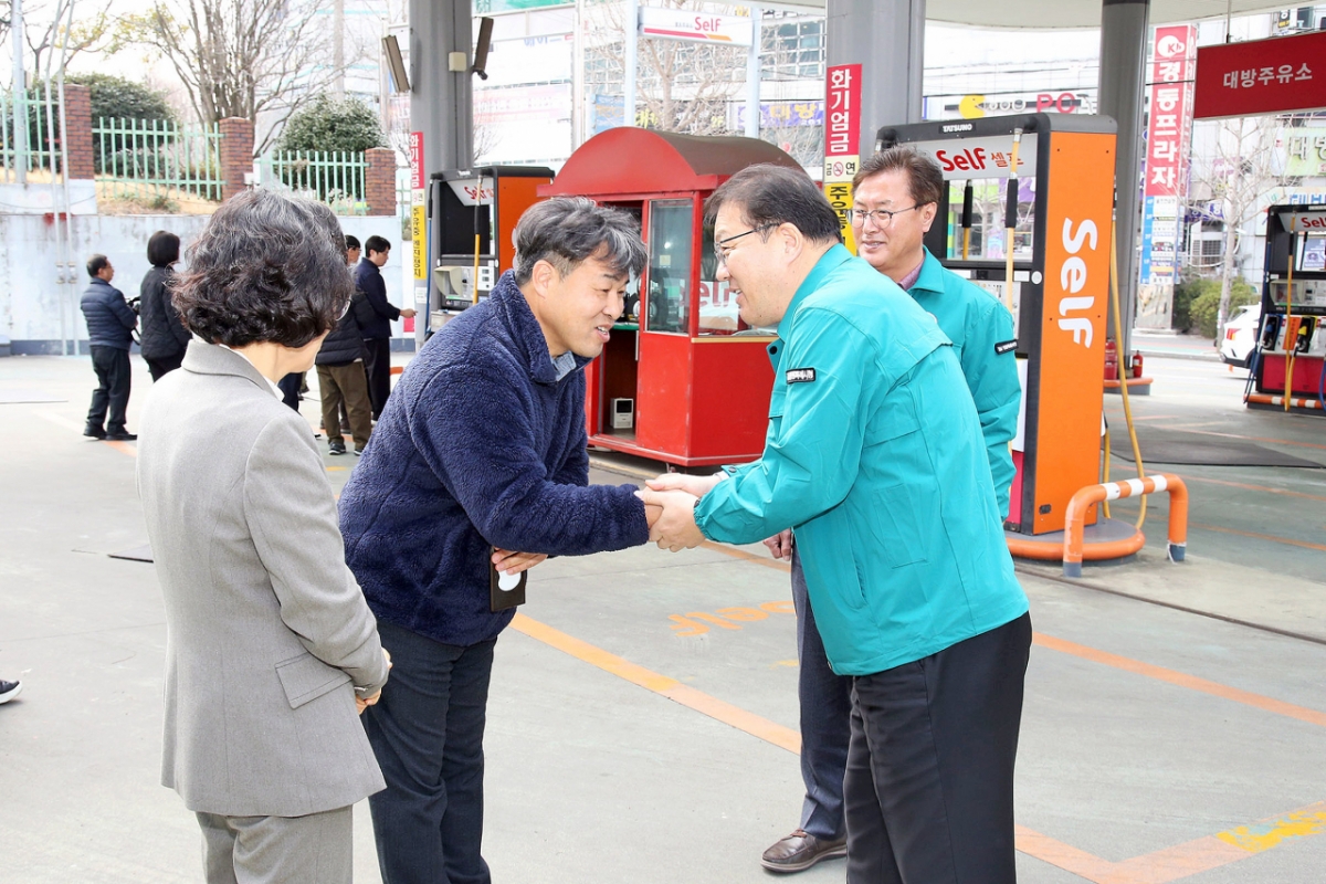 장금용 창원특례시장 권한대행(오른쪽)이 주유소 관계자와 손을 맞잡고 최고가격제 동참을 당부하고 있다./사진제공=창원특례시