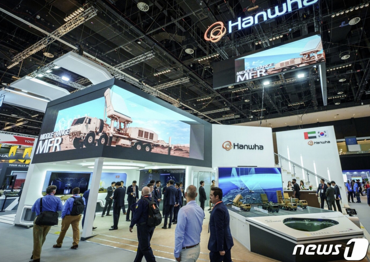 한화 방산 3사(한화에어로스페이스·한화시스템·한화방산)가 참여한 아랍에미리트(UAE) 아부다비에서 열린 국제방위산업전시회/사진=뉴스1