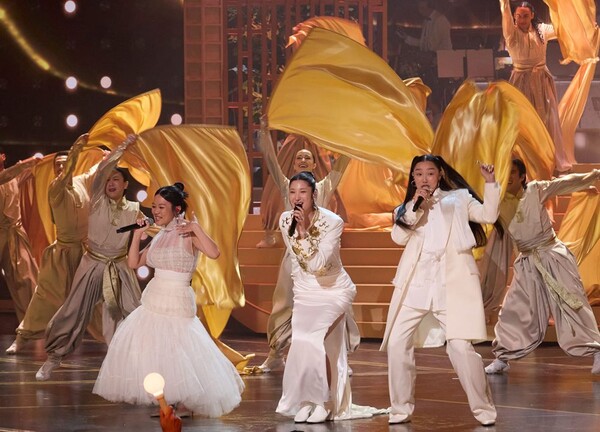 15일(현지시간) 미국 로스앤젤레스 할리우드 돌비극장에서 열린 제98회 아카데미(오스카) 시상식에서 축하 무대를 하고 있는 '케데헌' OST 가창자들 / 사진=넷플릭스