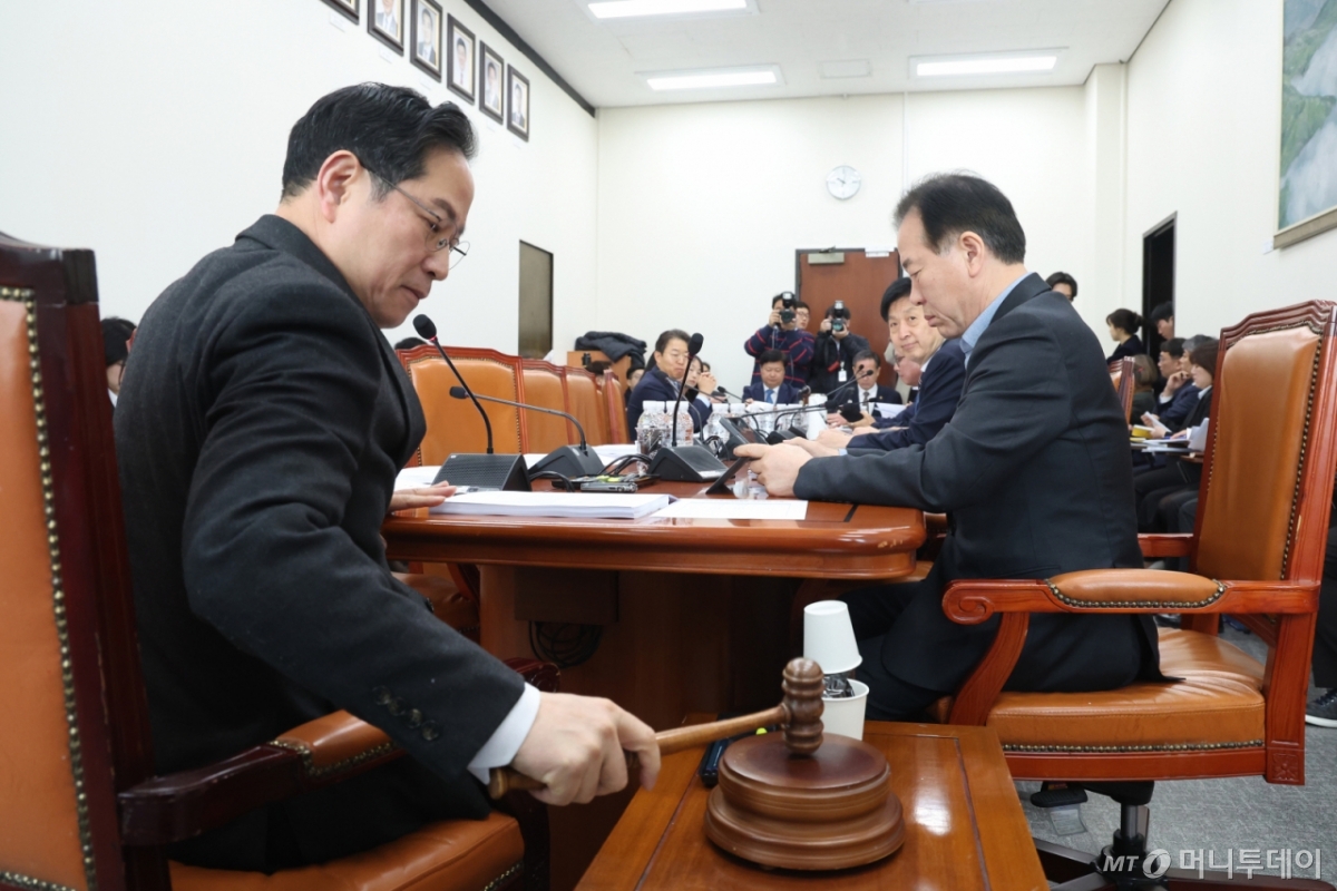 (서울=뉴스1) 신웅수 기자 = 박수영 소위원장이 16일 서울 여의도 국회에서 열린 재정경제기획위원회 조세소위원회에서 의사봉을 두드리고 있다. 2026.3.16/뉴스1 Copyright © 뉴스1. All rights reserved. 무단 전재 및 재배포, AI학습 이용 금지. /사진=(서울=뉴스1) 신웅수 기자