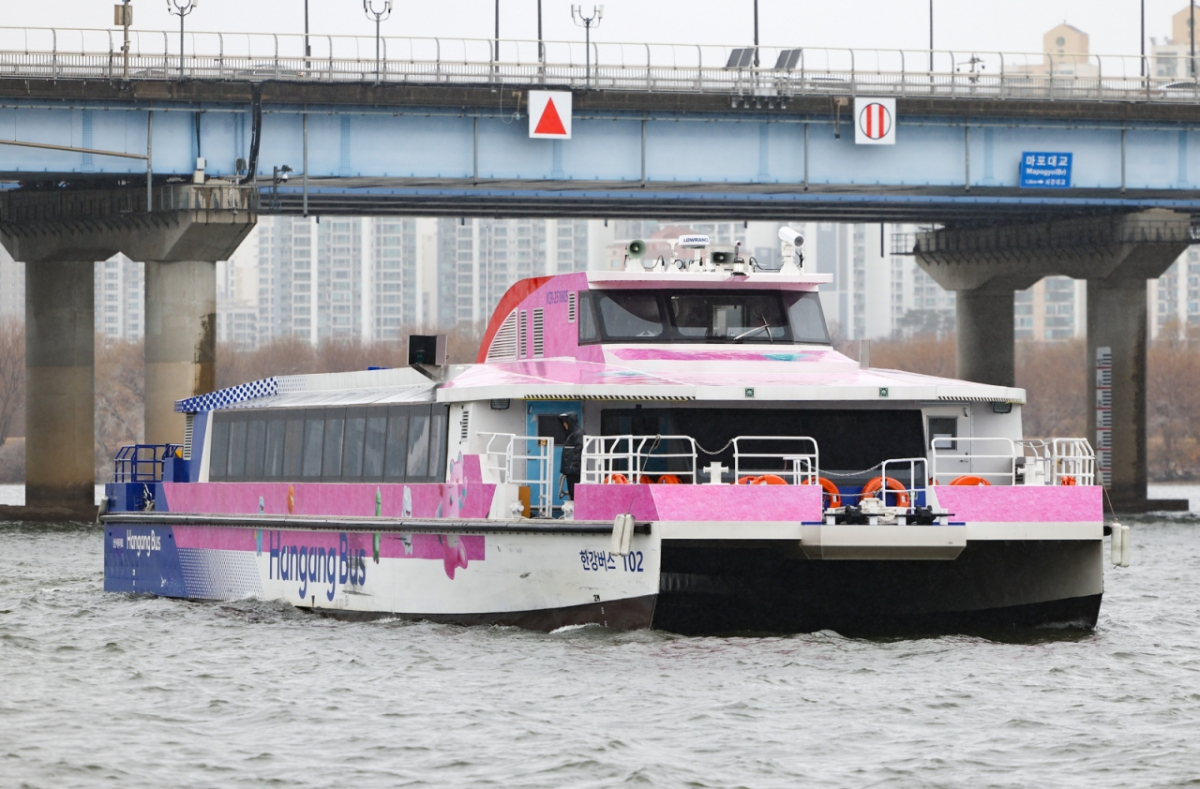 지난 2일 서울 한강버승 여의도 선착장에서 한강버스가 운행하고 있다. 지난 1일부터 전 구간 운행을 재개한 한강버스는 운항 노선 효율성과 안정성을 높이기 위해 탑승 수요가 가장 많은 여의도 선착장을 중심으로 동부(잠실~여의도)와 서부(마곡~여의도) 구간으로 분리 운영한다./사진=뉴시스