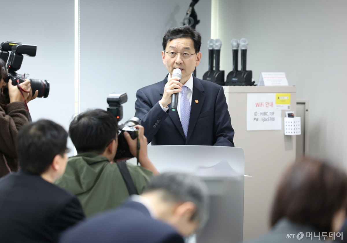 검찰개혁추진단장인 윤창렬 국무조정실장이 16일 서울 종로구 HJ 비즈니스센터 광화문점에서 열린 검찰개혁추진단 주최 '보완수사와 보완수사요구 토론회'에서 발언하고 있다./사진=뉴시스