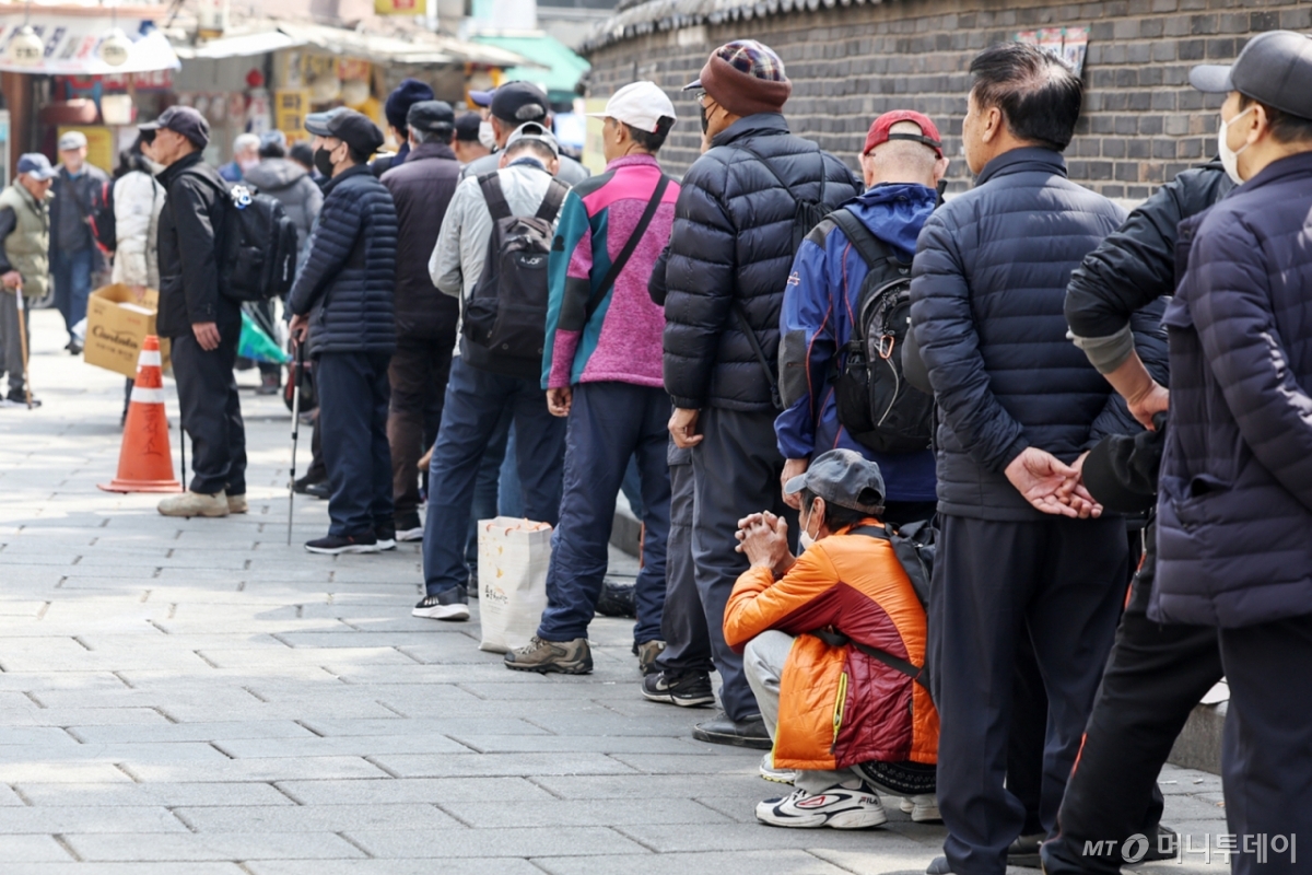 (서울=뉴스1) 민경석 기자 = 우리나라의 은퇴연령인구(66세 이상)의 상대적 빈곤율이 경제협력개발기구(OECD) 38개 회원국 중 가장 높은 것으로 조사됐다. 24일 국가통계연구원이 발표한 '한국의 지속가능발전목표(SDG) 이행현황 2025'에 따르면 2023년 기준 우리나라 은퇴연령 인구의 상대적 빈곤율은 39.8%로 전년(39.7%) 대비 0.1%포인트(p) 상승했다. 이날 서울 종로구 탑골공원 인근 무료급식소 앞에 어르신들이 길게 줄을 서 식사 차례를 기다리고 있다. 2025.3.24/뉴스1 Copyright © 뉴스1. All rights reserved. 무단 전재 및 재배포, AI학습 이용 금지. /사진=(서울=뉴스1) 민경석 기자