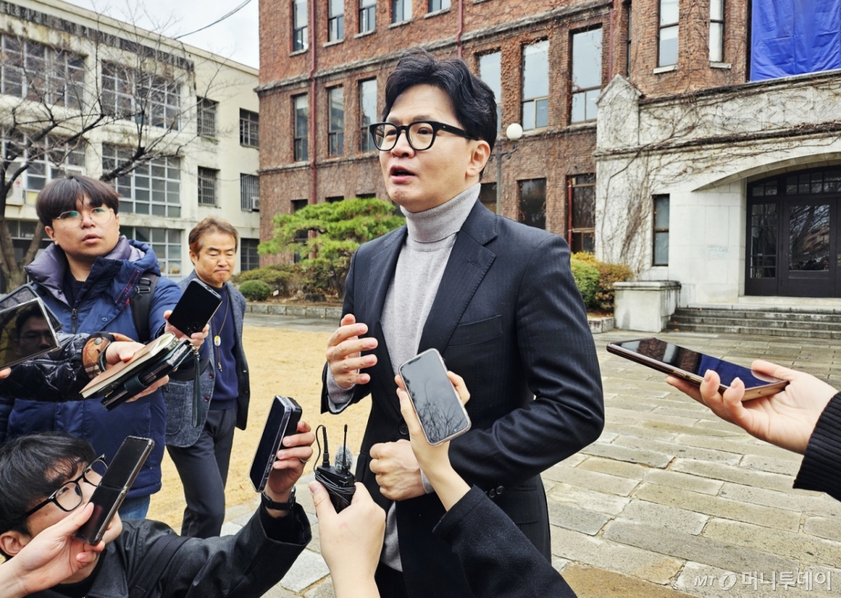 (대구=뉴스1) 남승렬 기자 = 한동훈 전 국민의힘 대표가 27일 대구 중구 계성중 인근에서 기자들과 만나 대구경북행정통합특별법에 대한 입장을 밝히고 있다. 2026.2.27/뉴스1 Copyright © 뉴스1. All rights reserved. 무단 전재 및 재배포, AI학습 이용 금지. /사진=(대구=뉴스1) 남승렬 기자