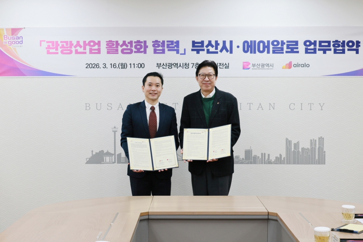 박형준 부산시장(오른쪽)과 멜빈 응 에어알로 아태지역 본부장이 업무협력 의향서를 체결하고 기념촬영을 하고 있다./사진제공=부산시