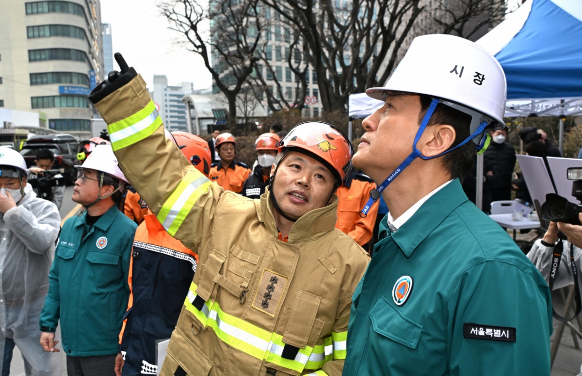 오세훈 서울시장이 중구 소공동 복합건물 화재 현장을 점검하고 있다./사진제공=서울시