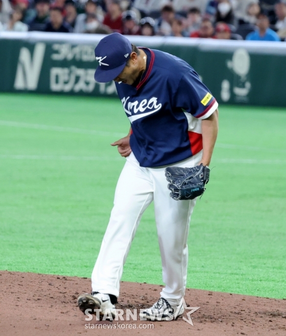 노경은이 지난 9일 도쿄돔에서 열린 2026 WBC 호주전에서 2회말에 이어 3회말에도 무실점 피칭을 펼친 뒤 포효하고 있다. /사진=강영조 선임기자