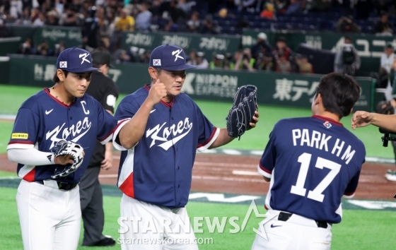 노경은(가운데)이 지난 9일 도쿄돔에서 열린 2026 WBC 호주전에서 2회말에 이어 3회말에도 무실점 피칭을 펼친 뒤 더그아웃으로 향하고 있다. /사진=강영조 선임기자
