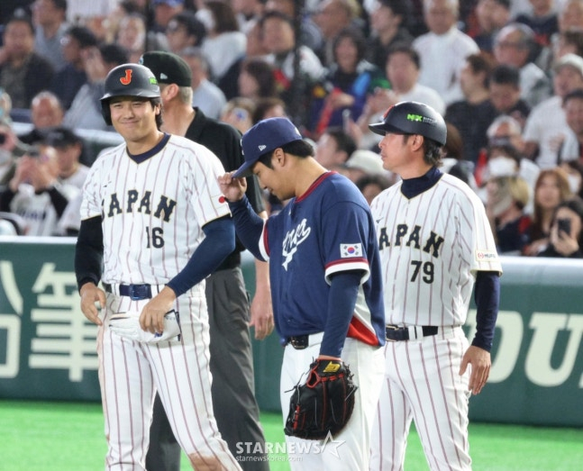 한국 1루수 문보경(가운데)이 7일 도쿄돔에서 열린 2026WBC 도쿄POOL 대한민국과 일본의 경기 5회말 안타로 출루한 오타니(왼쪽)에 인사하고 있다. /사진=강영조 선임기자