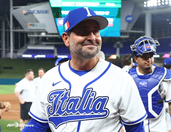 서벨리 감독이 경기를 마친 뒤 관중석을 바라보고 있다. /AFPBBNews=뉴스1