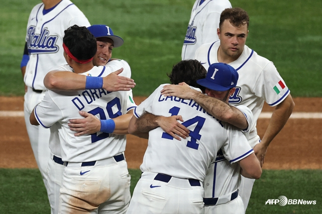 17일 베네수엘라전을 마친 뒤 서로 포옹하는 이탈리아 선수들. /AFPBBNews=뉴스1